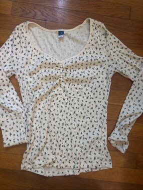 Old Navy Cream Long-Sleeve Ribbed Tee with Black Micro Floral